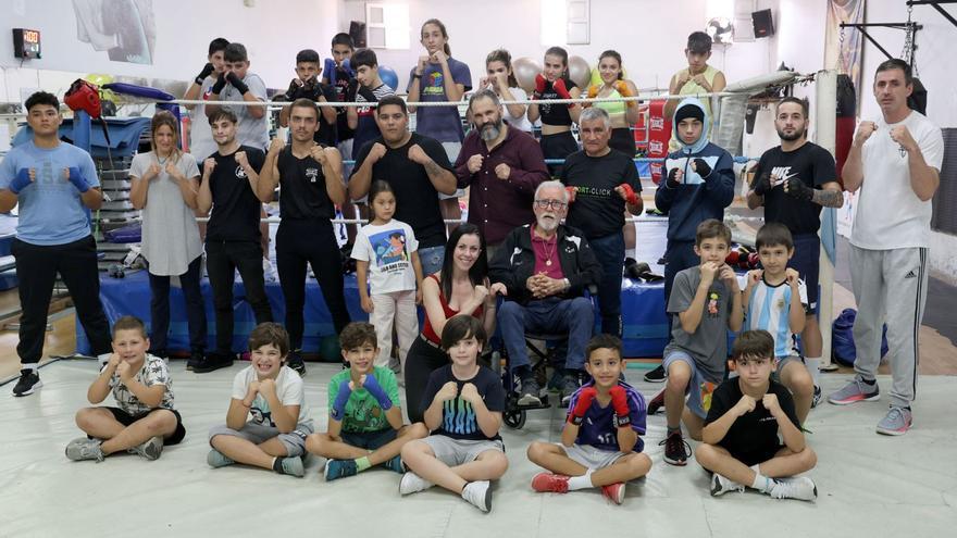Amoedo, con su hija Gemma, Carlos Miguel, Jorge Araújo y otros miembros y alumnos del Saudade, el octubre pasado