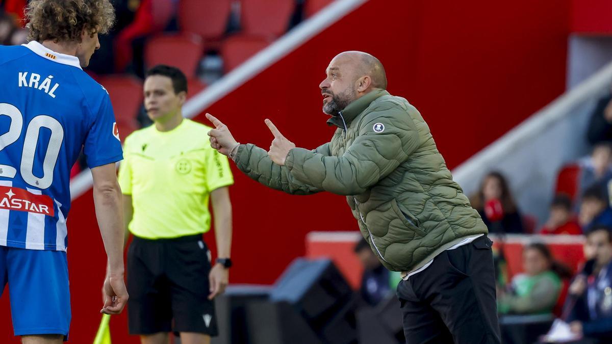 Manolo González, técnico del Espanyol, da instrucciones a Král en Son Moix.