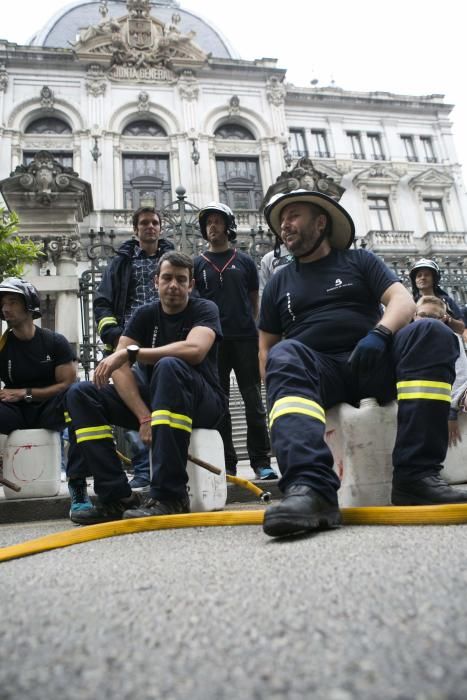 Manifestación de bomberos de Asturias delante de la Junta General del Principado