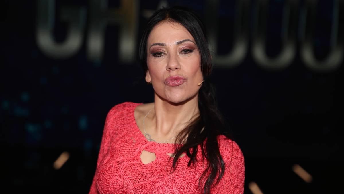 La última pillada a Maite Galdeano tras su ingreso hospitalario: haciendo 'topless' en medio del drama familiar