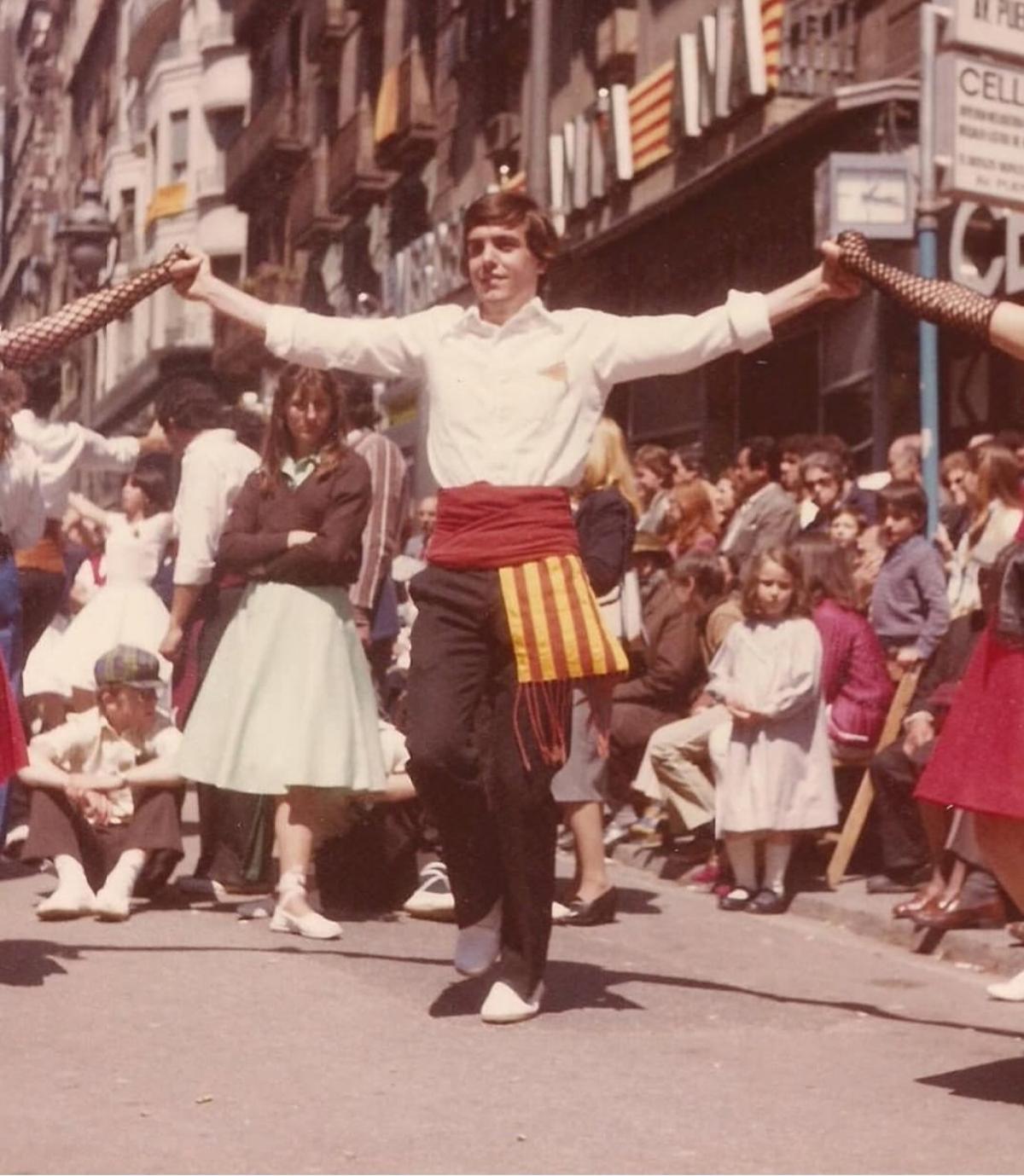 Una imatge antiga ballant una sardana