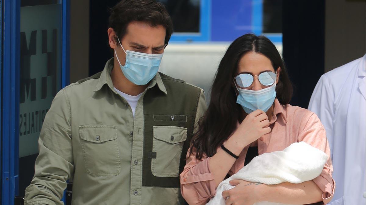 Malú y Albert Rivera abandonan el hospital con su hija Lucía