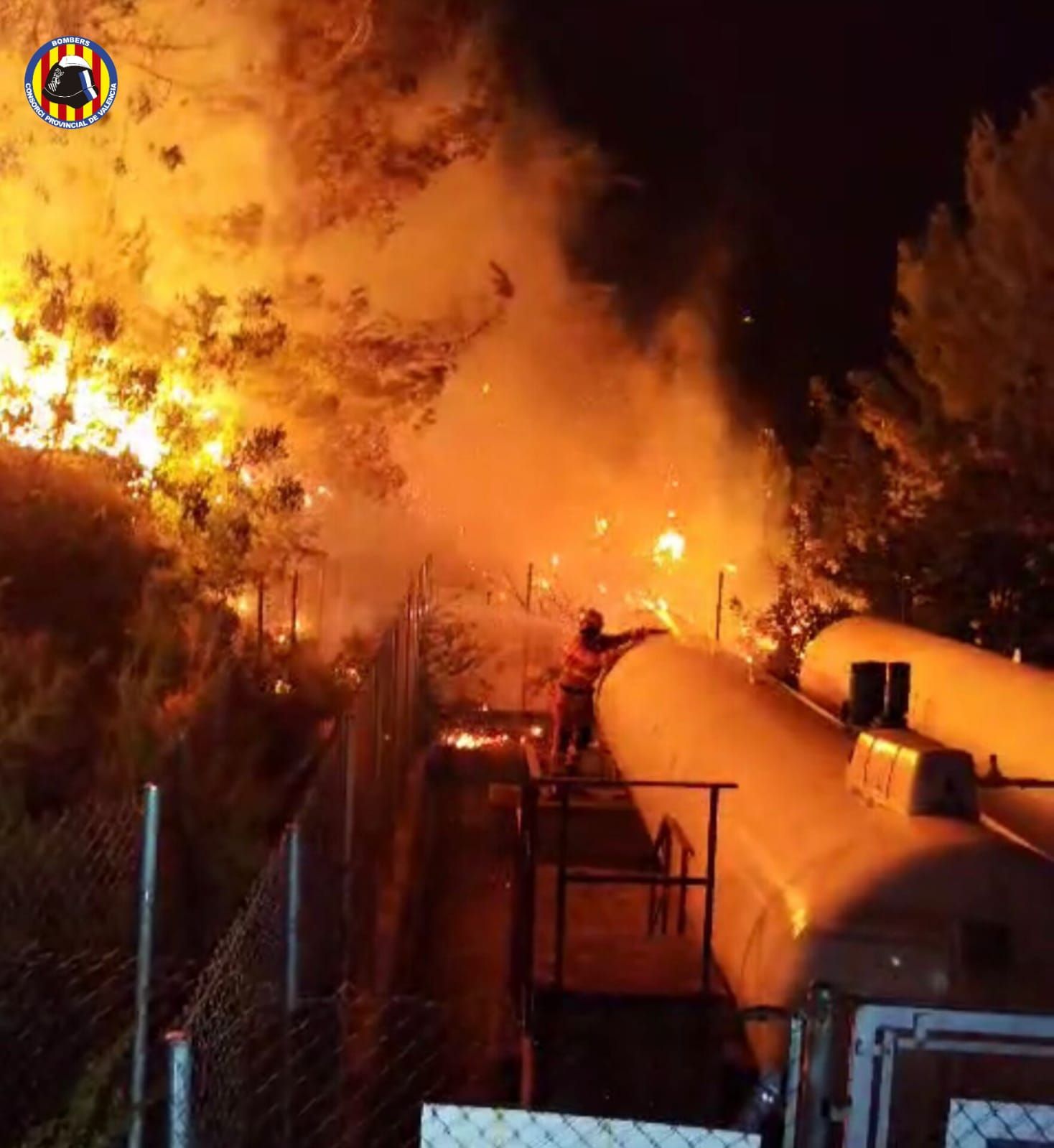 Las imágenes de la lucha contra el fuego en Montitxelo
