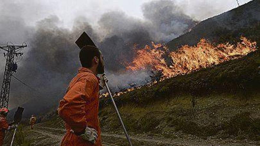 Labores de extinción del fuego en El Tablao (Degaña).