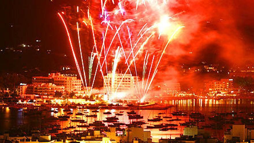 Los fuegos artificiales brillaron un año más en Sant Antoni en honor de Sant Bartomeu.