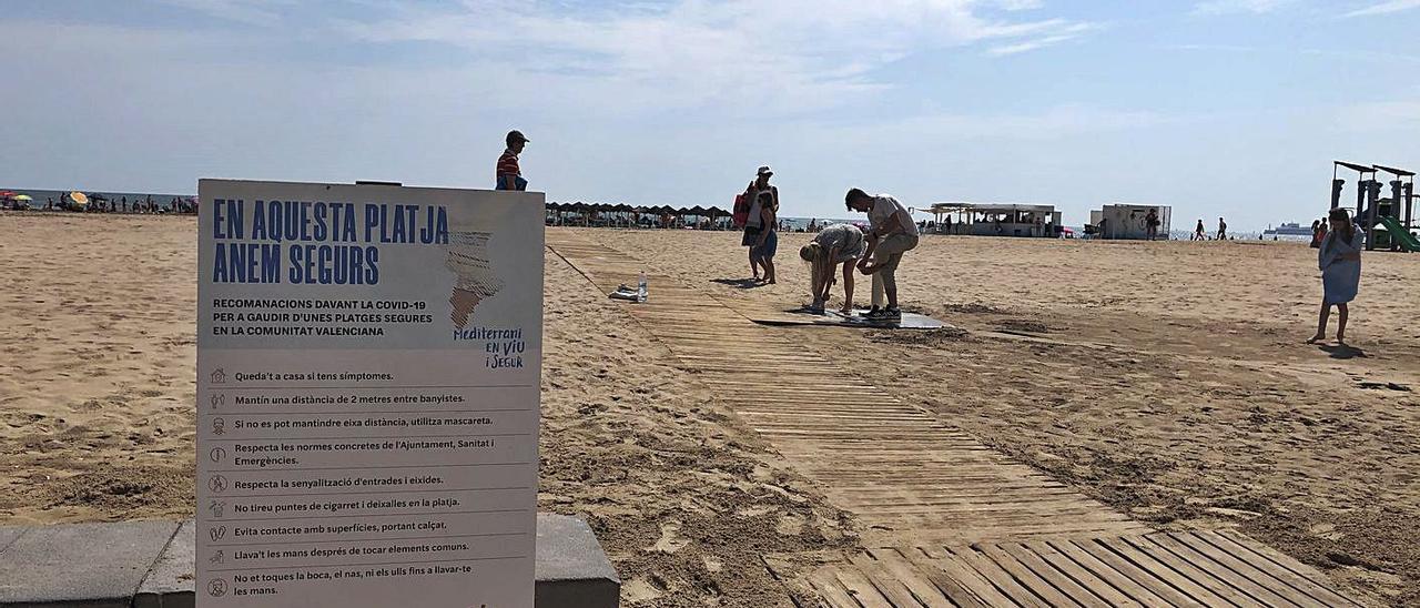 Una de las entradas de la playa de La Patacona, en Alboraia. | SARA COBOS