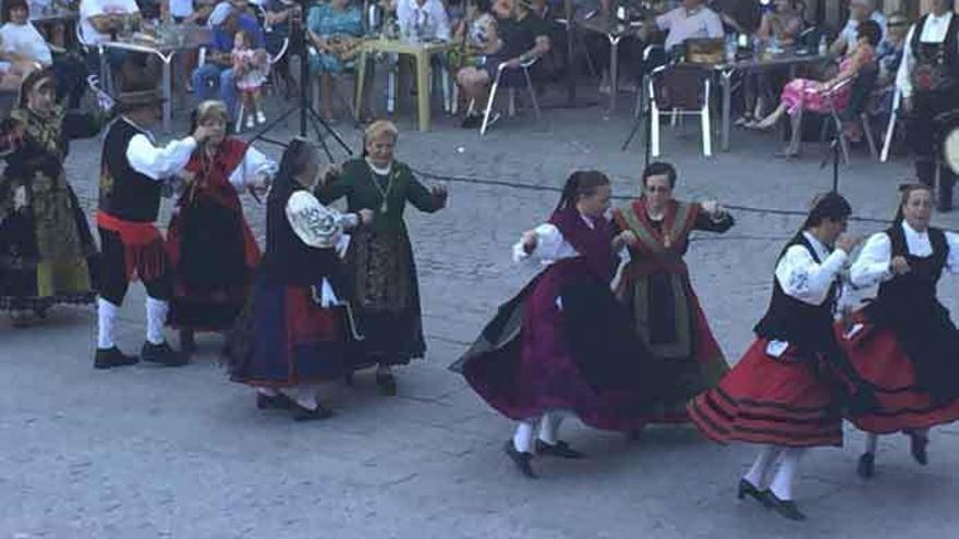 Bailes folclóricos en la plaza fermosellana.