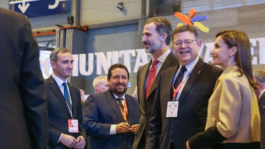 Ximo Puig, presidente de la Generalitat, conversó ayer con los Reyes Felipe y Letizia en el pabellón de la C.Valenciana en Fitur.