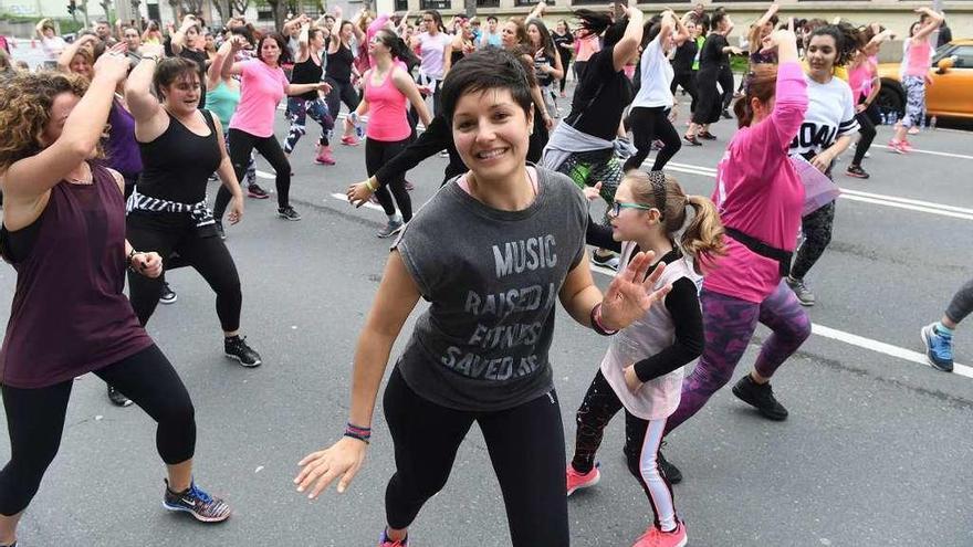 Zumba solidaria para animar a los maratonianos