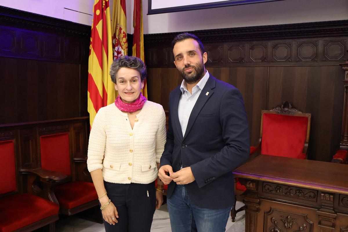 La presidenta de la APV, Mar Chao, y el alcalde de Sagunt, Darío Moreno, tras un encuentro en el ayuntamiento.