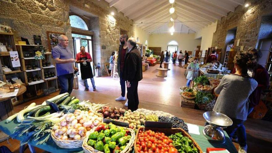 Algunos de los productos expuestos en la plaza de abstos. // J. Regal