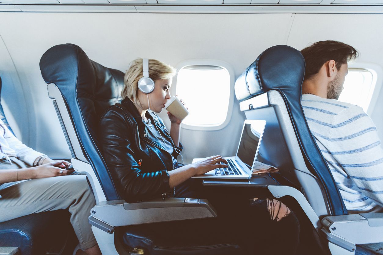 Bebiendo en el avión.