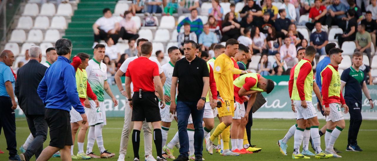 Sesma Espinosa charla con Germán Crespo tras decretar la suspensión del partido entre el Córdoba CF y el Racing de Ferrol, el sábado.