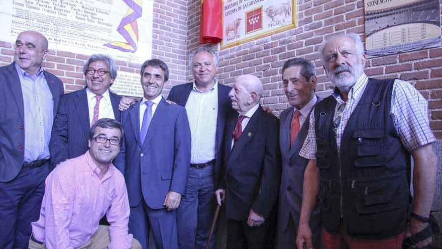 Victorino Martín, tercero por la derecha, recibe el homenaje en Madrid.