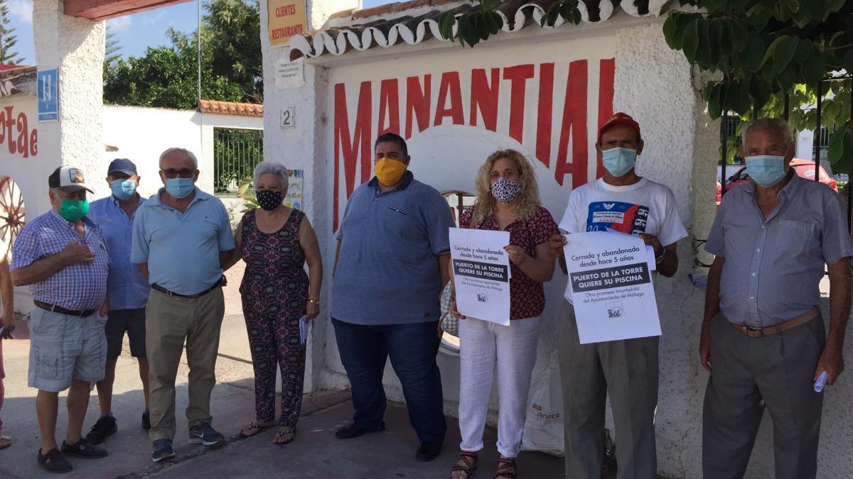 Remedios Ramos, ayer con representantes de IU en el Puerto de la Torre, en el inicio de la campaña para pedir la reapertura de la piscina.