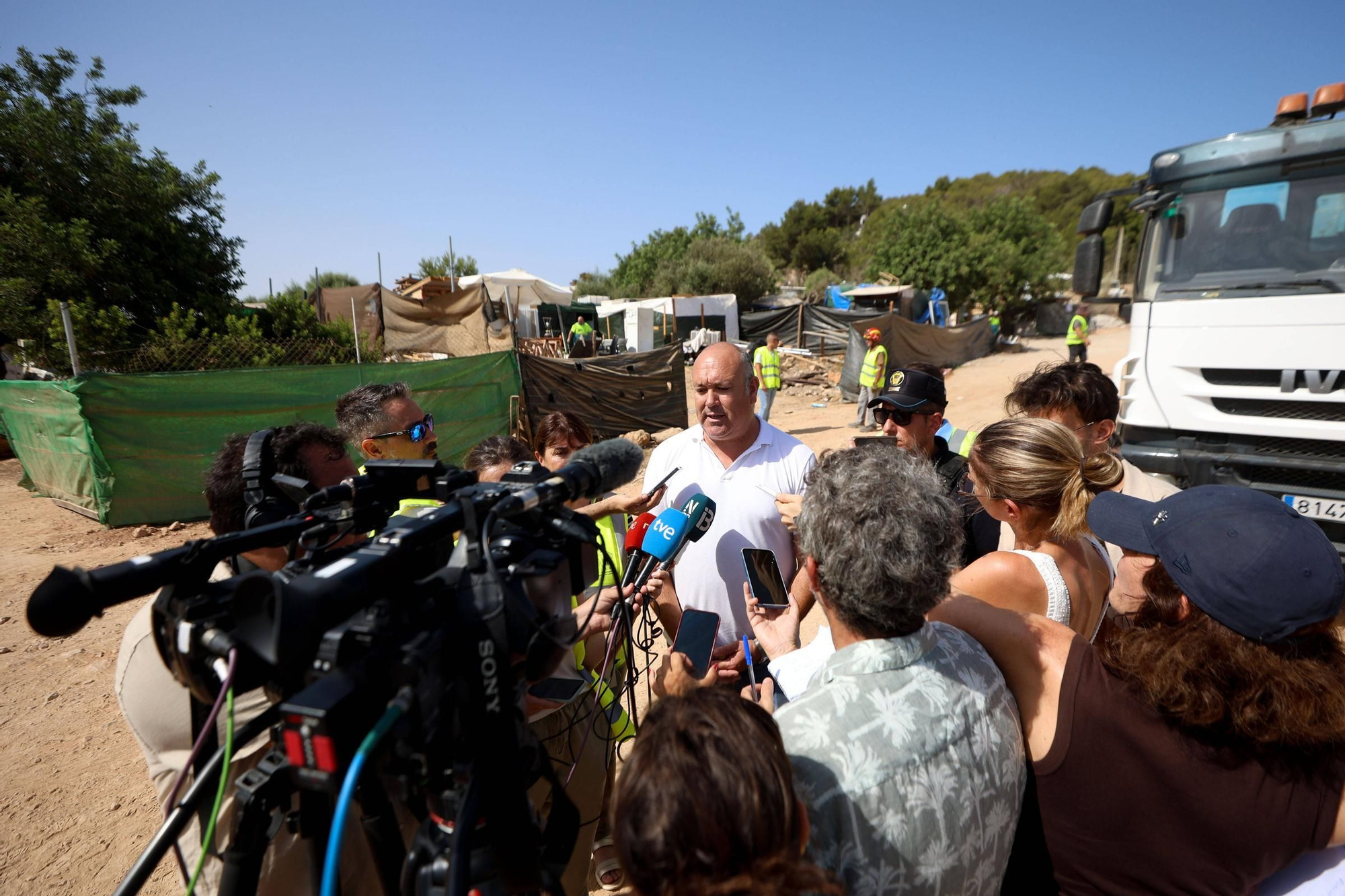 Todas las imágenes del desalojo de Can Rova 2 en Ibiza