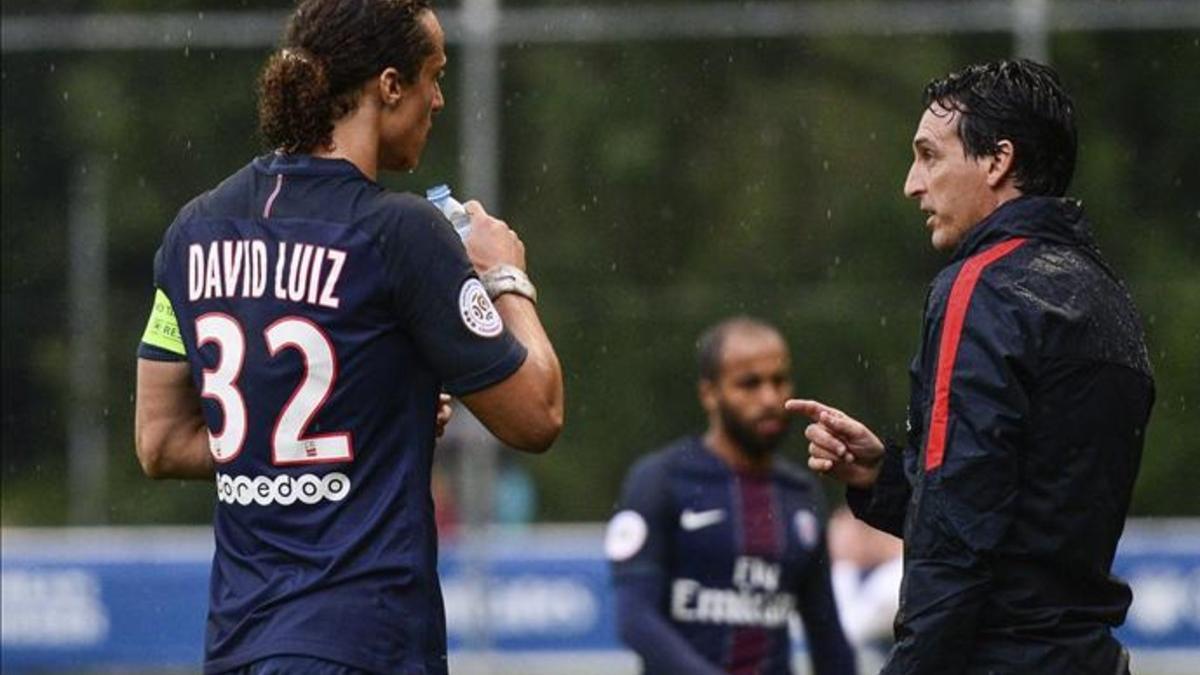Emery dialoga con David Luiz que se marcó un gol en propia puerta