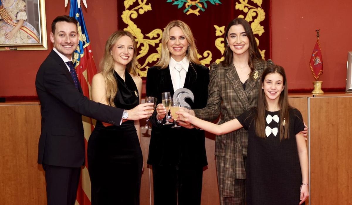 Vanesa, con Carmen Prades y el cuadro de honor de la comisíon