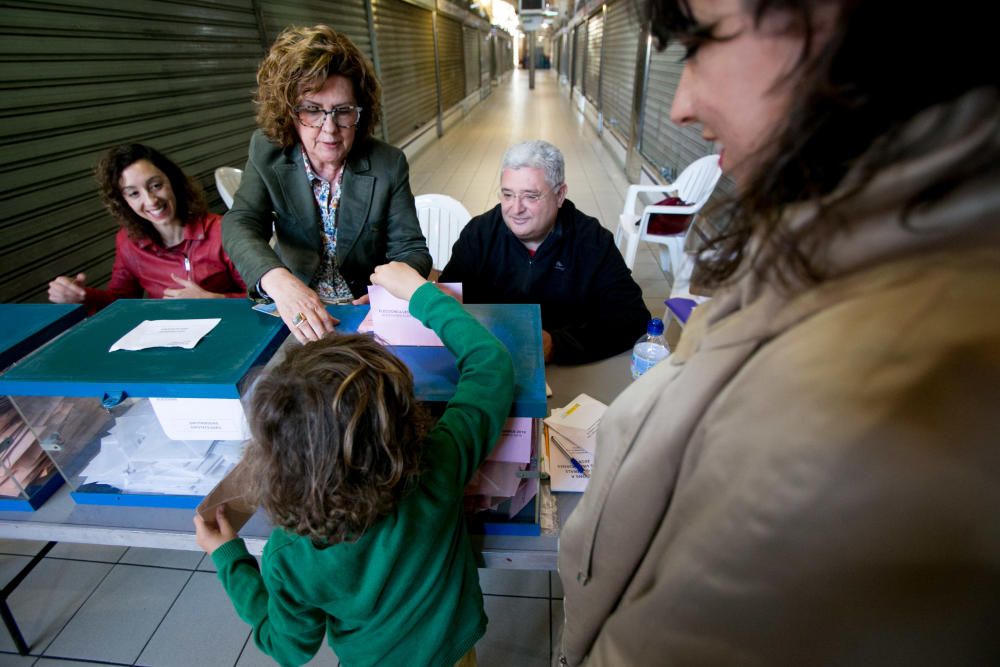 Jornada electoral en el Mercado central de Alicante.