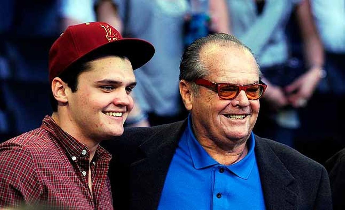 L’actor nord-americà Jack Nicholson i el seu fill Raymond assisteixen a la 60a edició del Partit de les Estrelles de la NBA, disputat a l’Staples Center, a Los Angeles, Califòrnia (Estats Units).