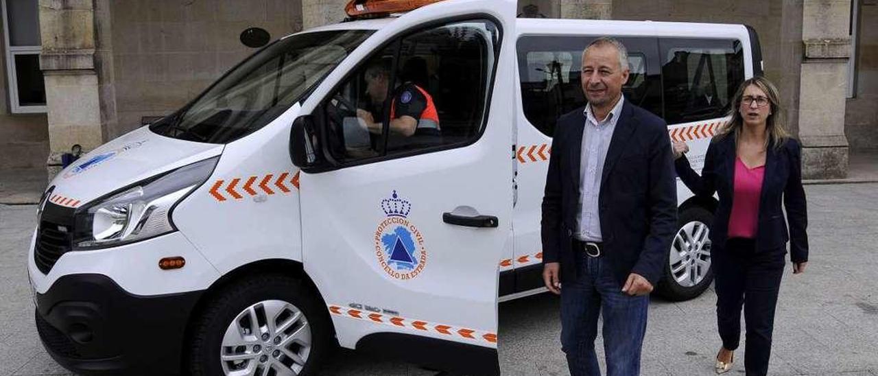 Ediles de A Estrada, en la entrega de un vehículo para Protección Civil en 2015. // Bernabé/Javier Lalín