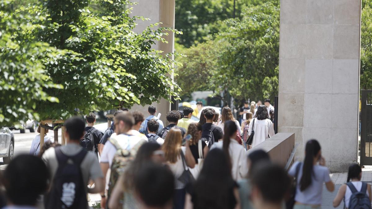 Estudiantes saliendo de la Ciudad Universitaria tras acabar los últimos exámenes de la Prueba de Acceso a la Universidad en Zaragoza, este jueves.
