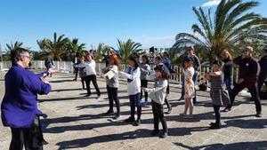 Clase de taichí con niños de la AFAC.