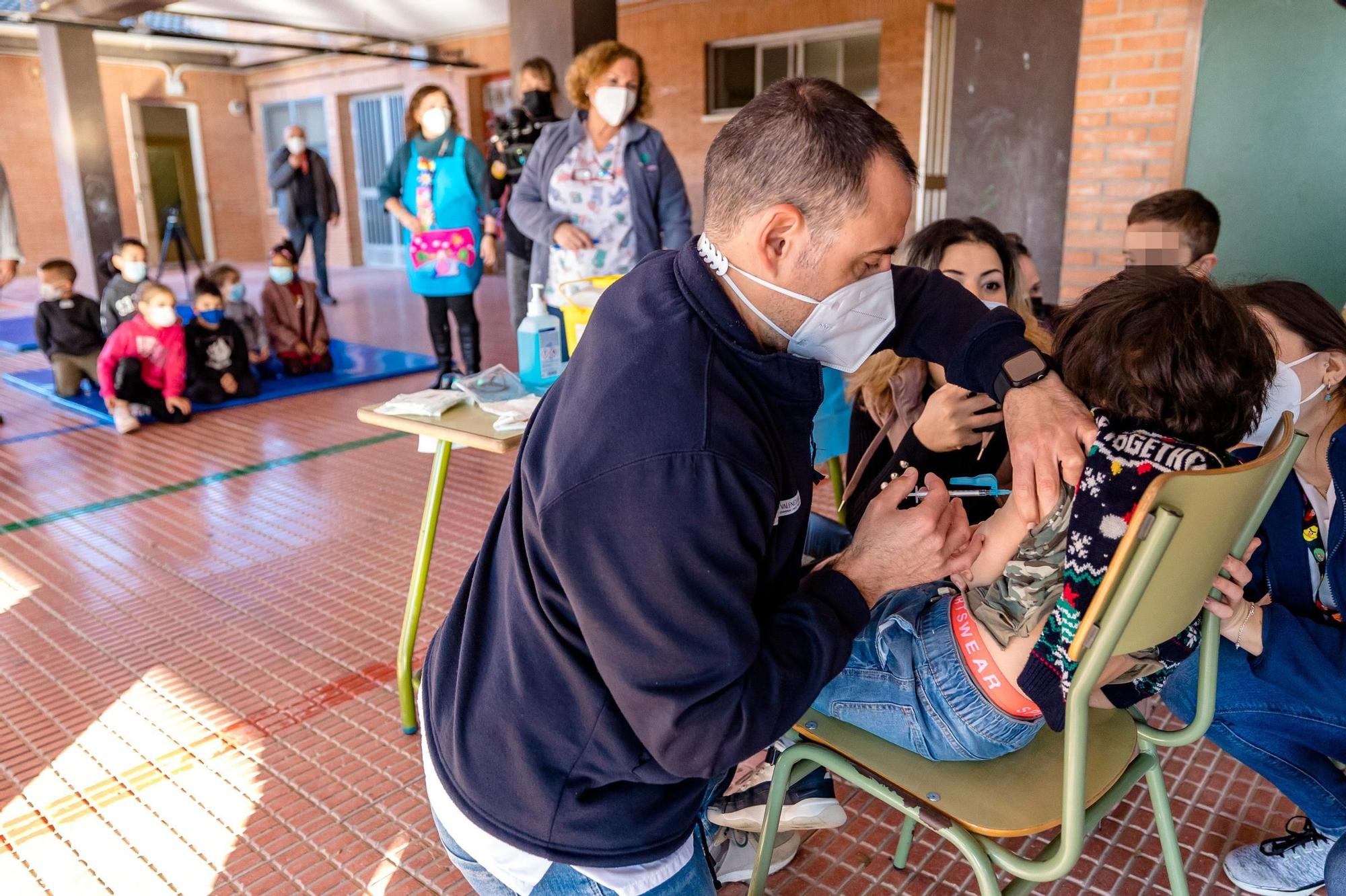 Primeros padres que vacunan a sus hijos de 5 años: "Hay que parar el covid"