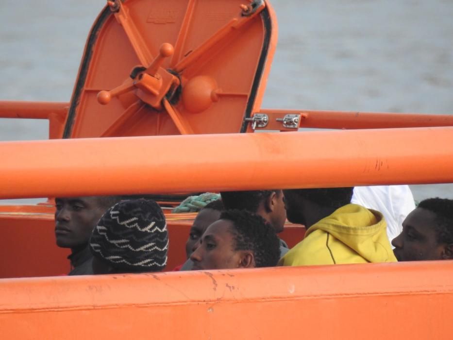 Llegada de 59 inmigrantes al muelle de Arguineguín