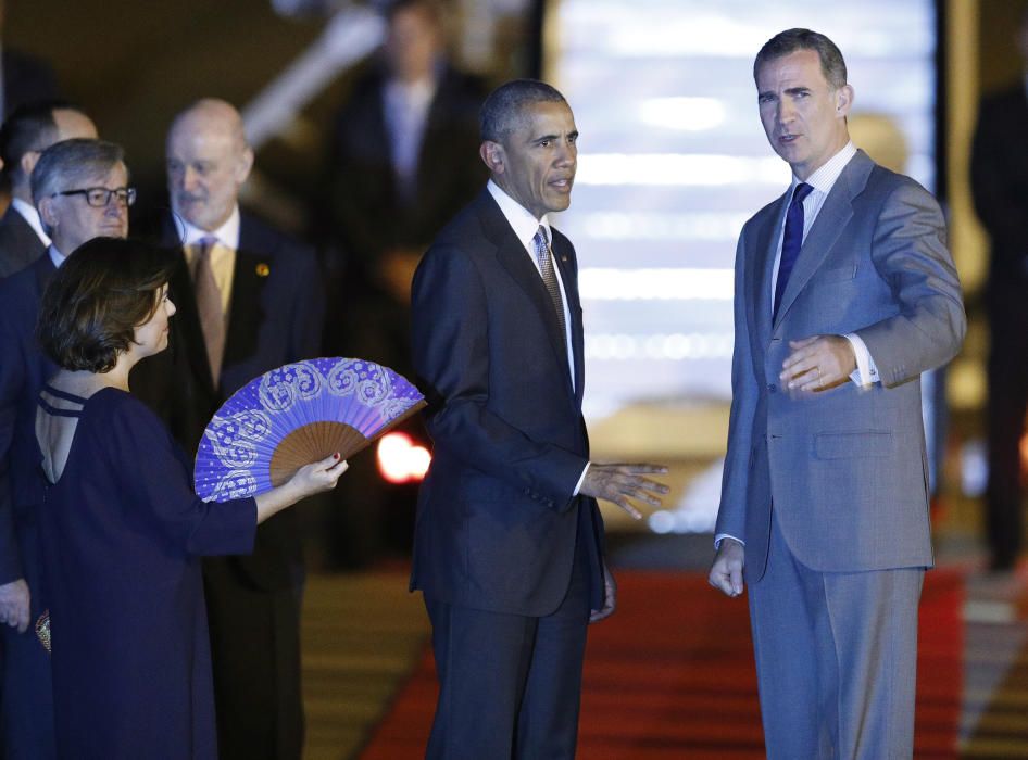 El presidente de Estados Unidos, Barack Obama, saluda al rey Felipe VI (i) a su llegada la base aérea de Torrejón (Madrid), en el inicio de su visita a España
