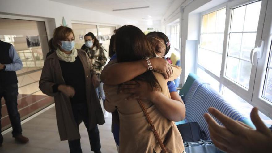 Queen Aduma abraza a Marisa González delantre de l&#039;Alcaldesa, esti día, nel centru de persones ensin llar. | R. S.