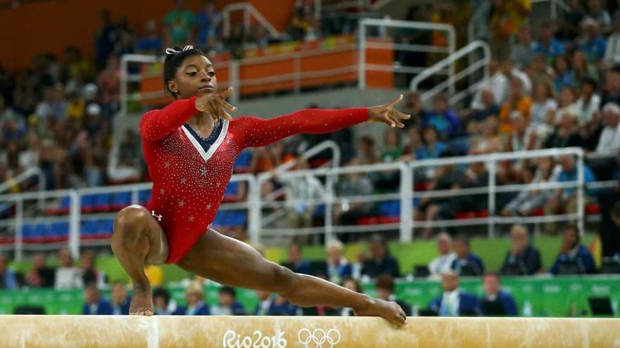 Simone Biles, durante su ejercicio.