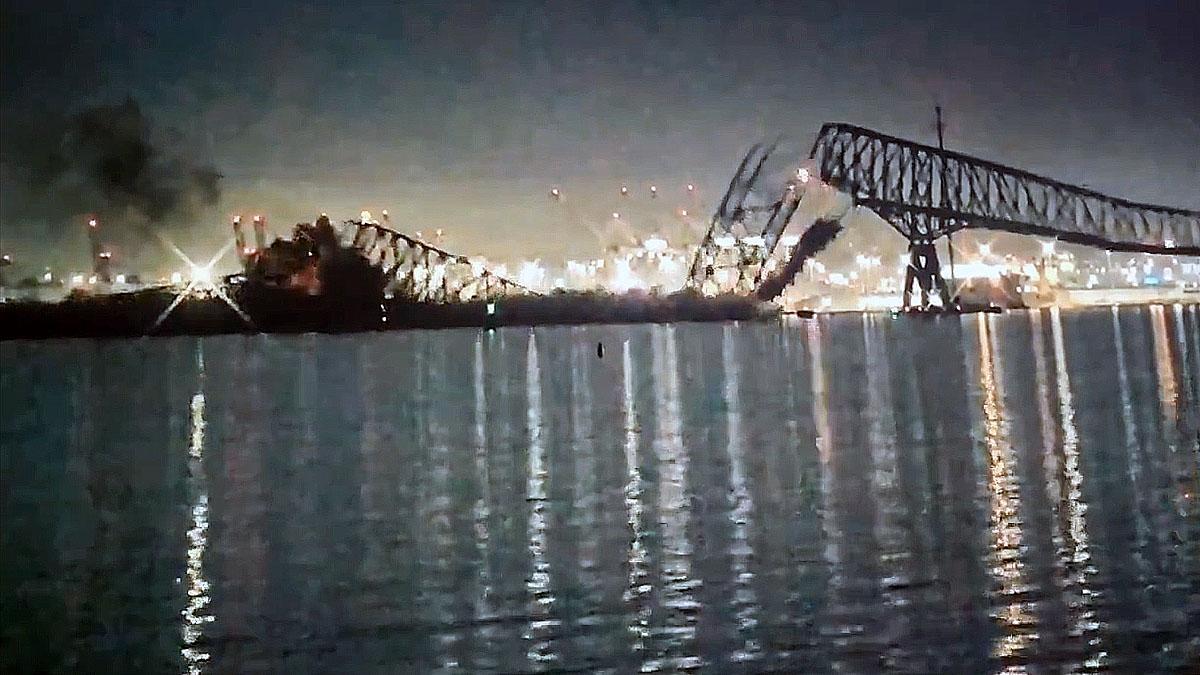 Un barco carguero  impacta contra el puente Francis Scott Key en Baltimore