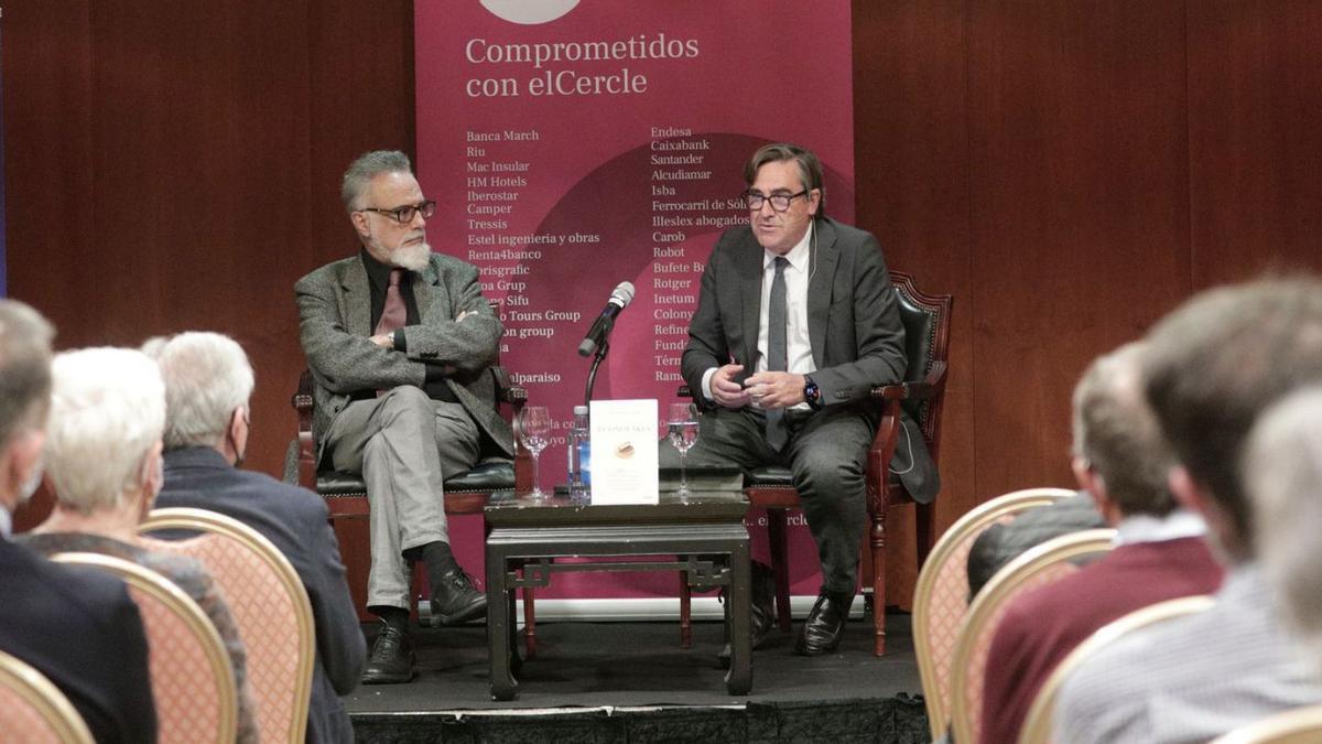 Juan Torres (d), ayer durante la presentación de ‘Econofakes’ en el Cercle d’Economia. | M. MIELNIEZUK