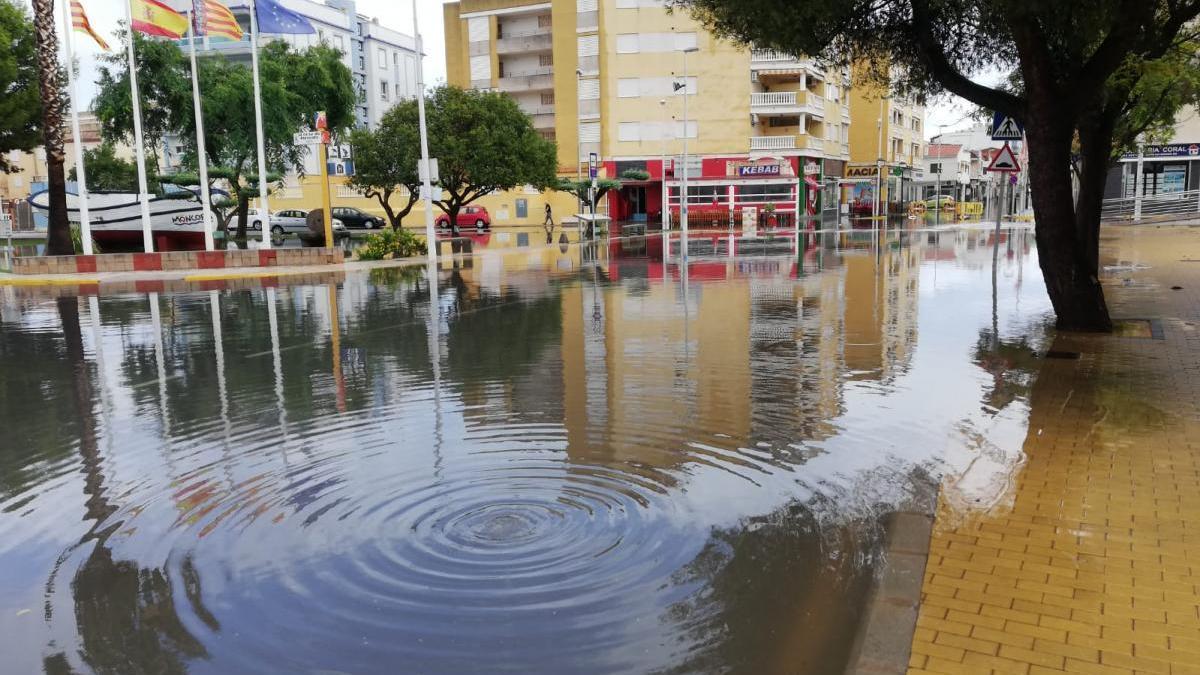 La playa de Moncofa se queda incomunicada y con zonas inundadas por las fuertes lluvias