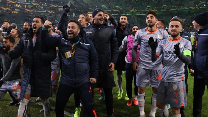 Los jugadores del Basaksehir celebran la clasificación en el Borussia Park