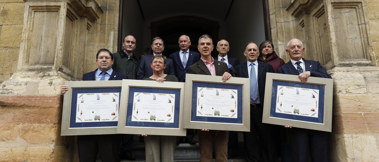 Los premiados con la Amuravela de Oro, en la puerta del RIDEA