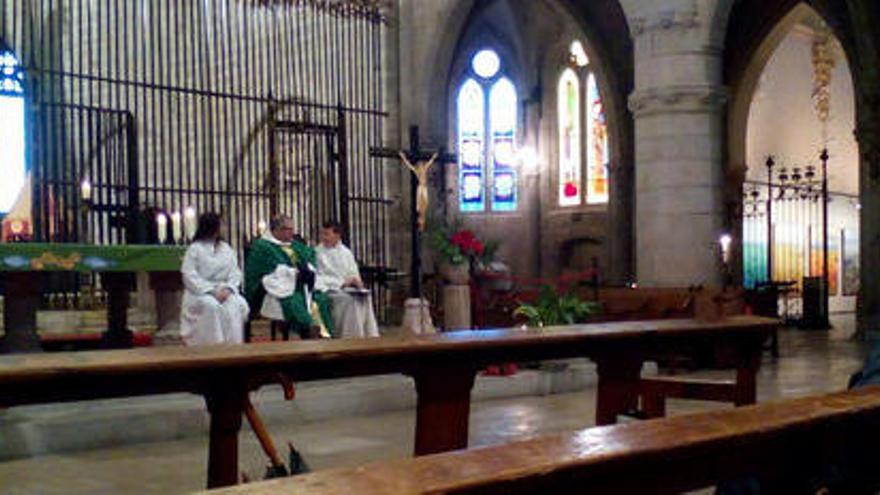 L&#039;última missa del Mossèn Ferran omple la Basílica de Santa Maria de Castelló d&#039;Empúries