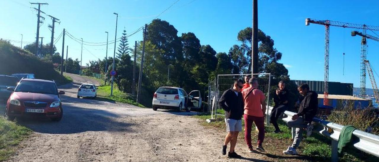 .Los huelguistas, ayer, vigilando que la actividad en el astillero estuviese paralizada. | S.A.