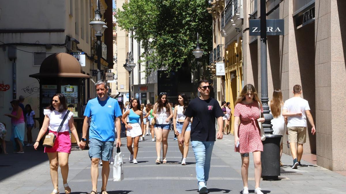 La calle Gondomar, una de las más comerciales del centro de la ciudad, sin los toldos de otros veranos.