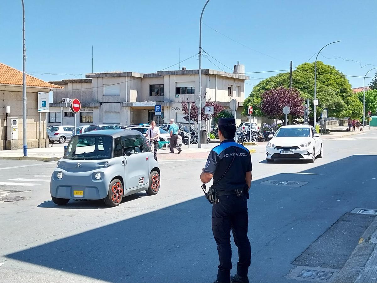 Un agente de la Policía Local de Bueu de patrulla en el centro urbano de la localidad.