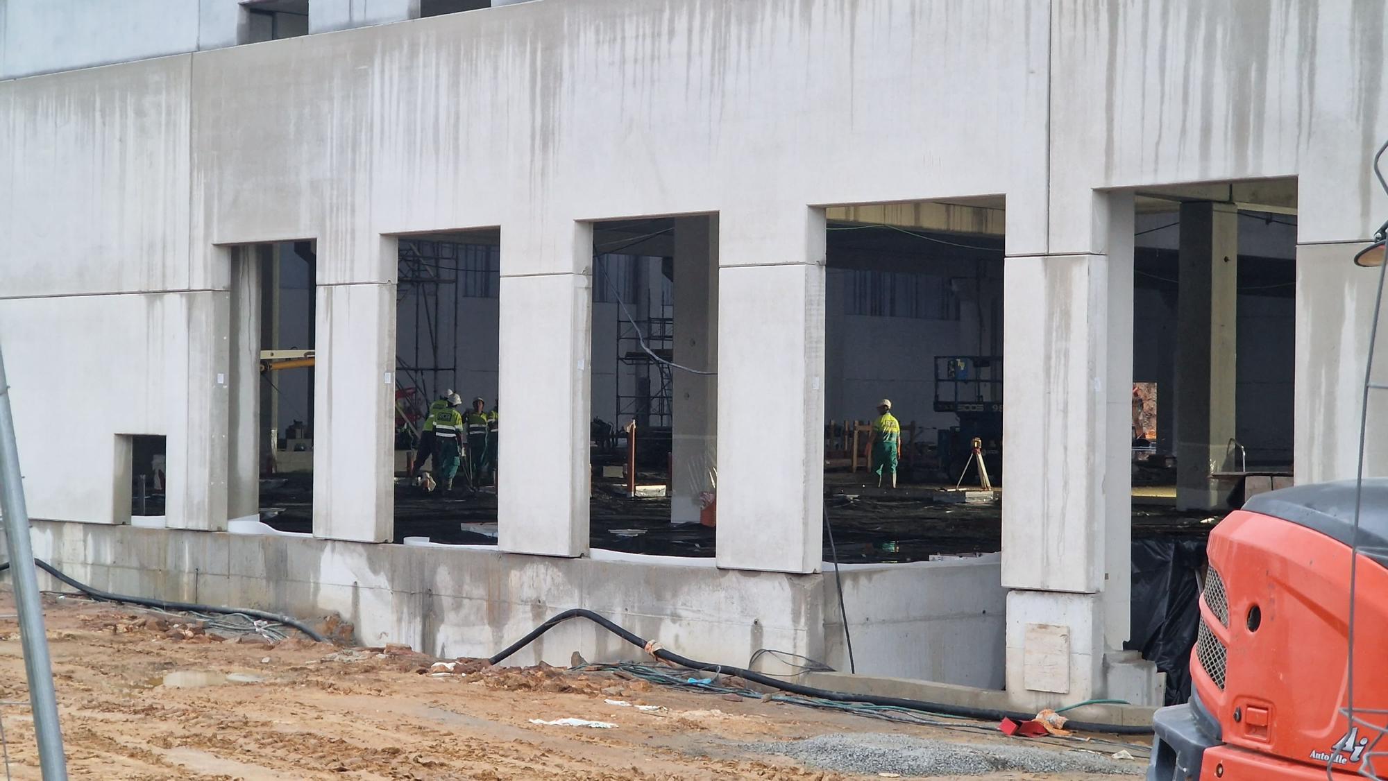 Obras de construcción de la megaplanta de Conservas Cerqueira, en el polígono industrial de Té (Rianxo).