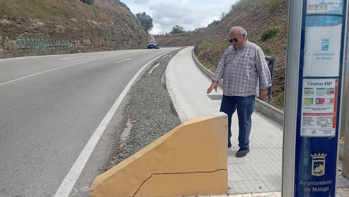 Los chinos de relleno saltan y aumenta el riesgo de accidente para los conductores, en el Camino del Colmenar, cerca de Monte Dorado.