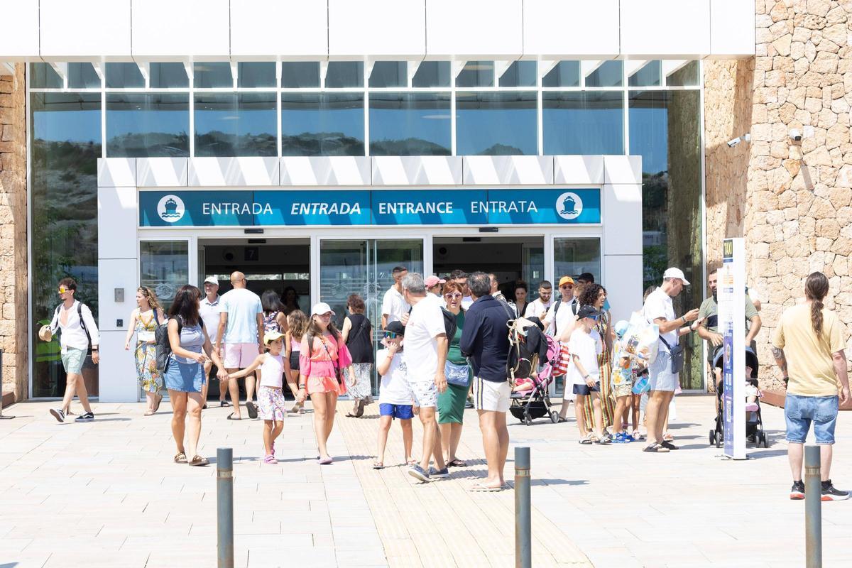 Los cruceristas arribados a Botafoch de Ibiza, en imágenes