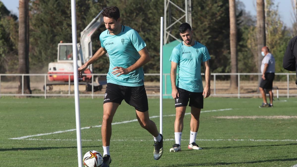 Arranz  y Puga, en la sesión de hoy del Córdoba en la Ciudad Deportiva.