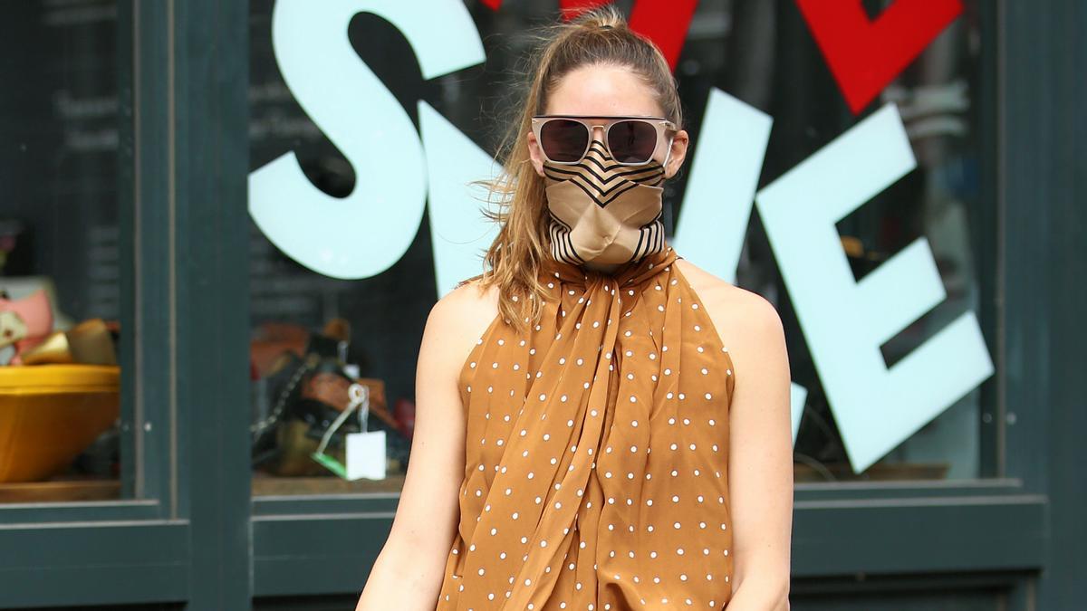 Olivia Palermo con vestido de lunares por las calles de Nueva York