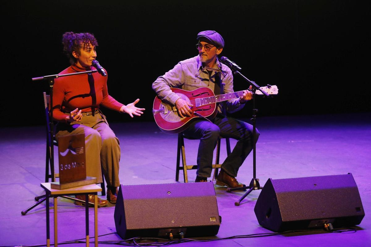 Salt. Teatre. Entrega del Premi Tres de Març a Felix Mussoll (rector de la parroquia de Sant Cugat).