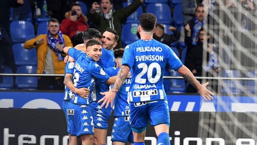 Los jugadores deportivistas celebran el gol de la victoria contra el Mérida. | // CARLOS PARDELLAS