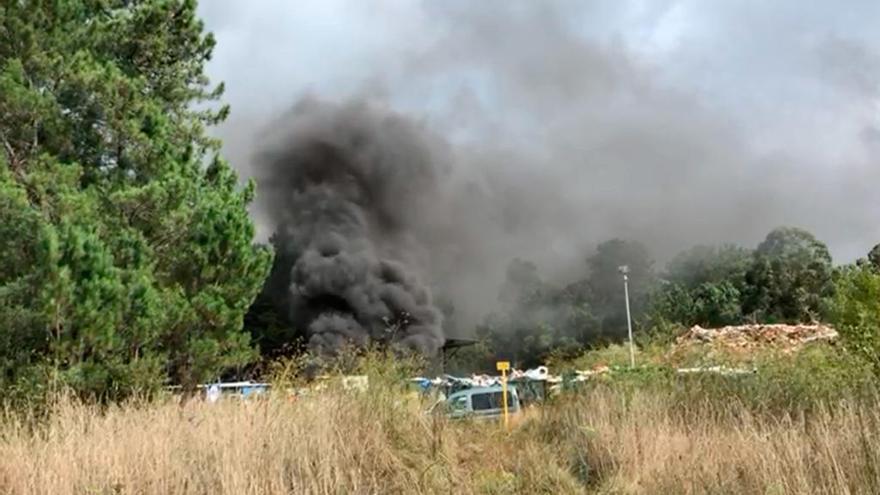 Humareda tras el incendio en Valga. // FdV