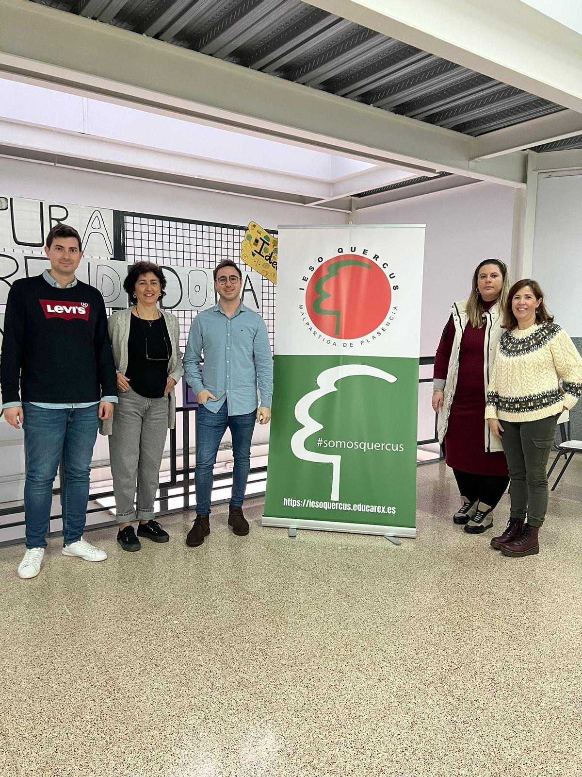 Carlos Martínez, con profesores del proyecto del IESO Quercus y su coordinador.